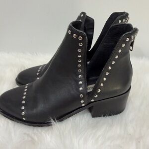 Steve Madden size 7 conspire Studded Black leather Ankle Boots